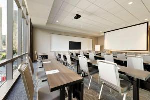 Hampton Inn Chicago West Loop Fulton Market Area商务区和/或会议室