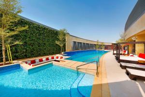 สระว่ายน้ำที่อยู่ใกล้ ๆ หรือใน AlRayyan Hotel Doha, Curio Collection by Hilton
