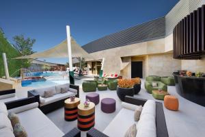 สระว่ายน้ำที่อยู่ใกล้ ๆ หรือใน AlRayyan Hotel Doha, Curio Collection by Hilton