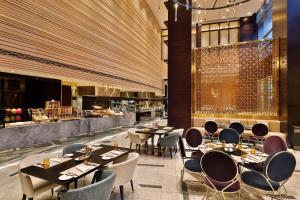 ห้องอาหารหรือที่รับประทานอาหารของ AlRayyan Hotel Doha, Curio Collection by Hilton