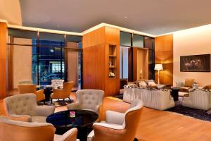 พื้นที่นั่งเล่นของ AlRayyan Hotel Doha, Curio Collection by Hilton