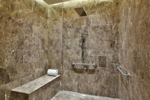 ห้องน้ำของ AlRayyan Hotel Doha, Curio Collection by Hilton