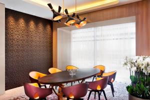 พื้นที่นั่งเล่นของ AlRayyan Hotel Doha, Curio Collection by Hilton