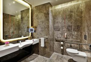 ห้องน้ำของ AlRayyan Hotel Doha, Curio Collection by Hilton
