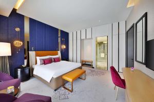 เตียงในห้องที่ AlRayyan Hotel Doha, Curio Collection by Hilton