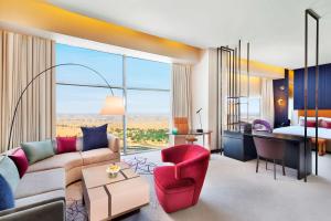 พื้นที่นั่งเล่นของ AlRayyan Hotel Doha, Curio Collection by Hilton