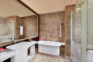 ห้องน้ำของ AlRayyan Hotel Doha, Curio Collection by Hilton