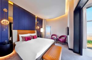 เตียงในห้องที่ AlRayyan Hotel Doha, Curio Collection by Hilton