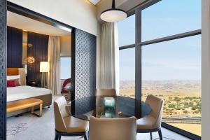 เตียงในห้องที่ AlRayyan Hotel Doha, Curio Collection by Hilton