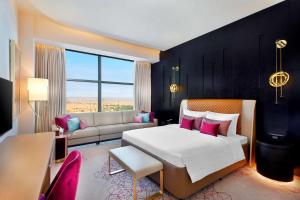 เตียงในห้องที่ AlRayyan Hotel Doha, Curio Collection by Hilton