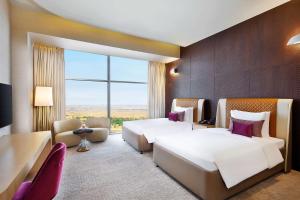 เตียงในห้องที่ AlRayyan Hotel Doha, Curio Collection by Hilton