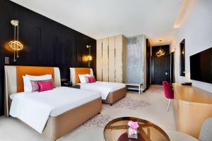 เตียงในห้องที่ AlRayyan Hotel Doha, Curio Collection by Hilton