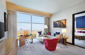โทรทัศน์และ/หรือระบบความบันเทิงของ AlRayyan Hotel Doha, Curio Collection by Hilton