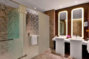 ห้องน้ำของ AlRayyan Hotel Doha, Curio Collection by Hilton