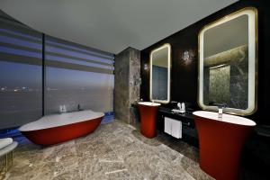 ห้องน้ำของ AlRayyan Hotel Doha, Curio Collection by Hilton