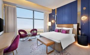 เตียงในห้องที่ AlRayyan Hotel Doha, Curio Collection by Hilton
