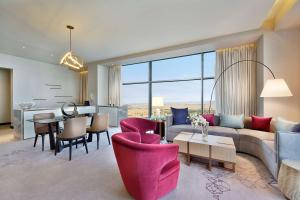 พื้นที่นั่งเล่นของ AlRayyan Hotel Doha, Curio Collection by Hilton
