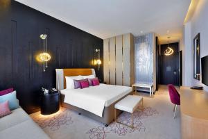 เตียงในห้องที่ AlRayyan Hotel Doha, Curio Collection by Hilton