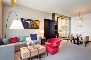 พื้นที่นั่งเล่นของ AlRayyan Hotel Doha, Curio Collection by Hilton