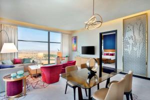 โทรทัศน์และ/หรือระบบความบันเทิงของ AlRayyan Hotel Doha, Curio Collection by Hilton