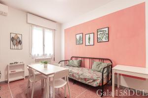 una piccola camera da letto con un letto e un tavolo di Gala158DUE Fair District a Bologna Altre 24 foto