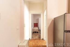corridoio con tavolo in una stanza di Gala158DUE Fair District a Bologna