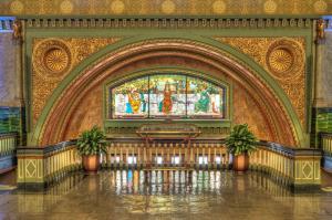 セントルイスにあるSt. Louis Union Station Hotel, Curio Collection by Hiltonのステンドグラス窓と祭壇のある建物