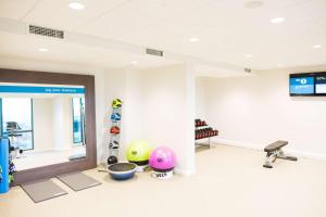 een fitnessruimte met twee ballen op de vloer in een kamer bij Hampton By Hilton Aberdeen Airport in Dyce