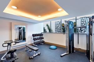 Hilton Tanger City Center的健身中心和/或健身设施