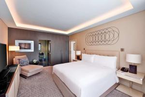 Hilton Tanger City Center客房内的一张或多张床位