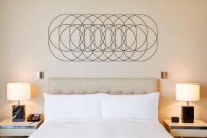 Hilton Tanger City Center客房内的一张或多张床位