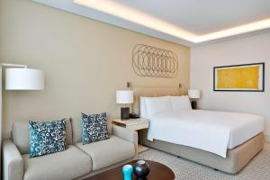 Hilton Tanger City Center客房内的一张或多张床位