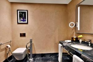 Hilton Tanger City Center的一间浴室