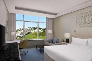 Hilton Tanger City Center客房内的一张或多张床位