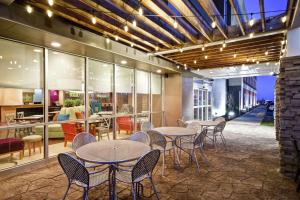 eine Terrasse mit Tischen und Stühlen und ein Restaurant in der Unterkunft Home2 Suites By Hilton Smyrna Nashville in Smyrna