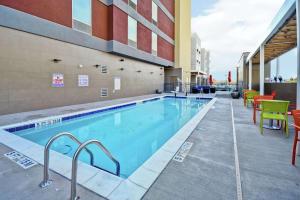 a swimming pool on the roof of a building at Home2 Suites By Hilton Smyrna Nashville in Smyrna
