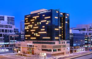 un grand bâtiment avec des lumières sur lui dans une ville dans l'établissement DoubleTree by Hilton Dubai - Business Bay, à Dubaï