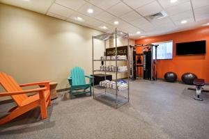 Home2 Suites By Hilton Smyrna Nashville的电视和/或娱乐中心