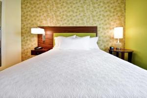 Home2 Suites By Hilton Smyrna Nashville客房内的一张或多张床位