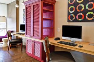 Home2 Suites By Hilton Smyrna Nashville的电视和/或娱乐中心