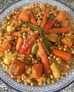 馬拉喀什的住宿－Riad Bianca Marrakech，桌上的一碗豆子和蔬菜