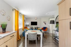 uma cozinha e sala de estar com mesa e cadeiras em Free Parking Irlam Flat em Irlam