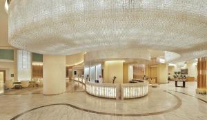 un grand hall avec un grand lustre dans un bâtiment dans l'établissement Hilton Makkah Convention Hotel, à La Mecque