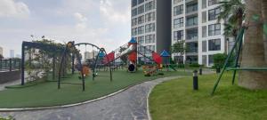 un parc avec une aire de jeux avec un toboggan dans l'établissement Vinhomes West Point, à Hanoï