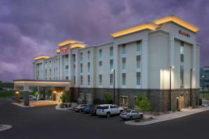 un hotel con coches estacionados en un estacionamiento en Hampton Inn Denver Tech Center South en Centennial