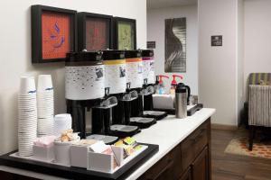 Příslušenství pro přípravu čaje a kávy v ubytování Hampton Inn Denver Tech Center South