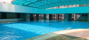 une grande piscine avec des gens qui nagent dedans dans l'établissement Vinhomes West Point, à Hanoï