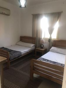 um quarto com 2 camas e uma janela em New venecia resort em Ain Sokhna