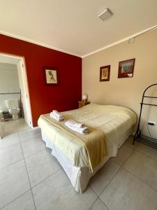 a bedroom with a bed and a bathroom with a toilet at POSTA 20 - Cálido apartamento temporario! in Salta