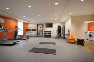 Home2 Suites By Hilton Joliet Plainfield في جوليت: صالة رياضية مع صالة رياضية مع معدات ممارسة الرياضة
